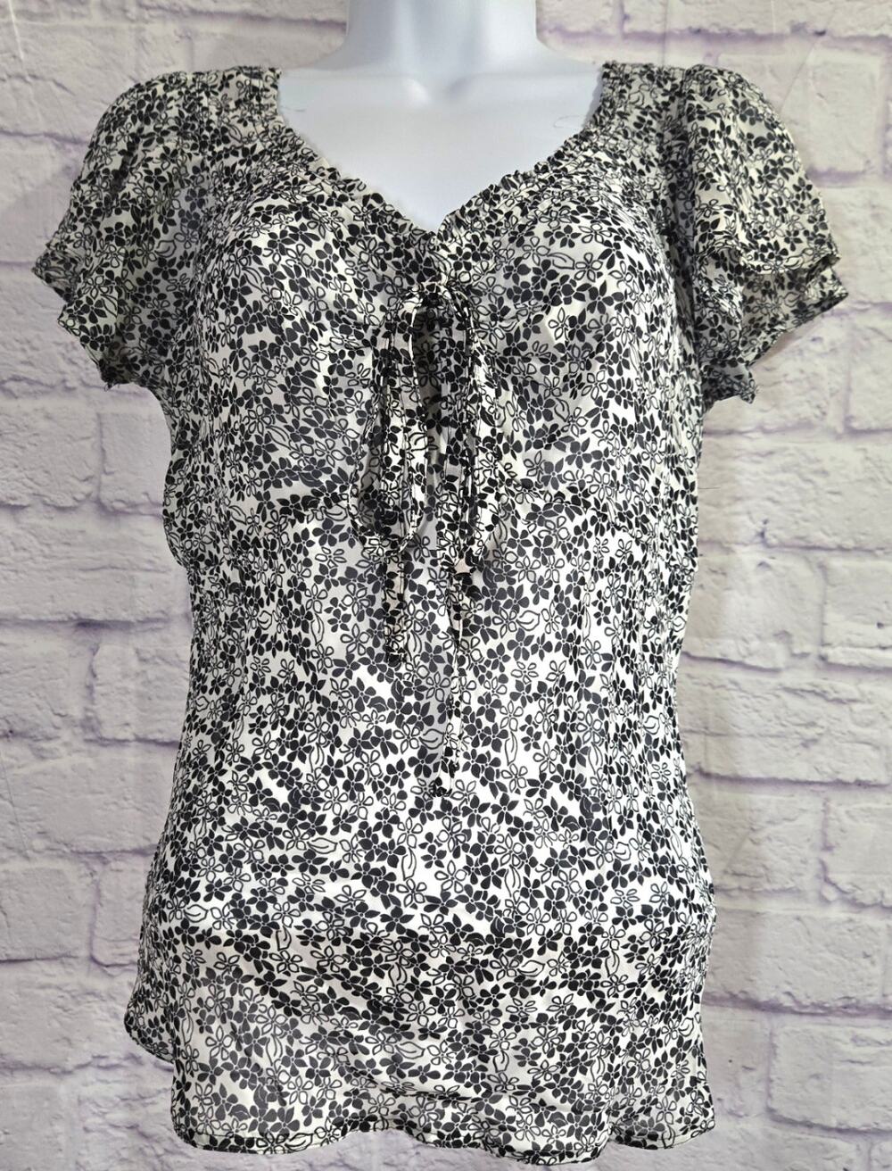 Belissimo Black White Floral Print Semi Sheer Side Zip Medium Short Cap Sleeves